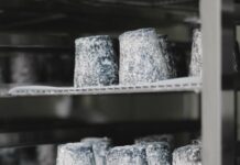 Kiedy warto zdecydować się na budowę komory chłodniczej zamiast gotowej szafy chłodniczej? Budowa komory chłodniczej